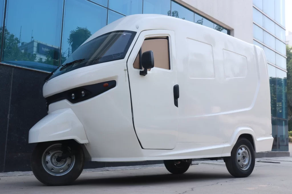Electric scooter otua electric 3 wheeler
